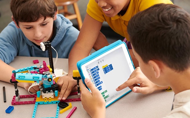 Kids learning block based coding using LEGO SPIKE Prime robotics kit and tablet
